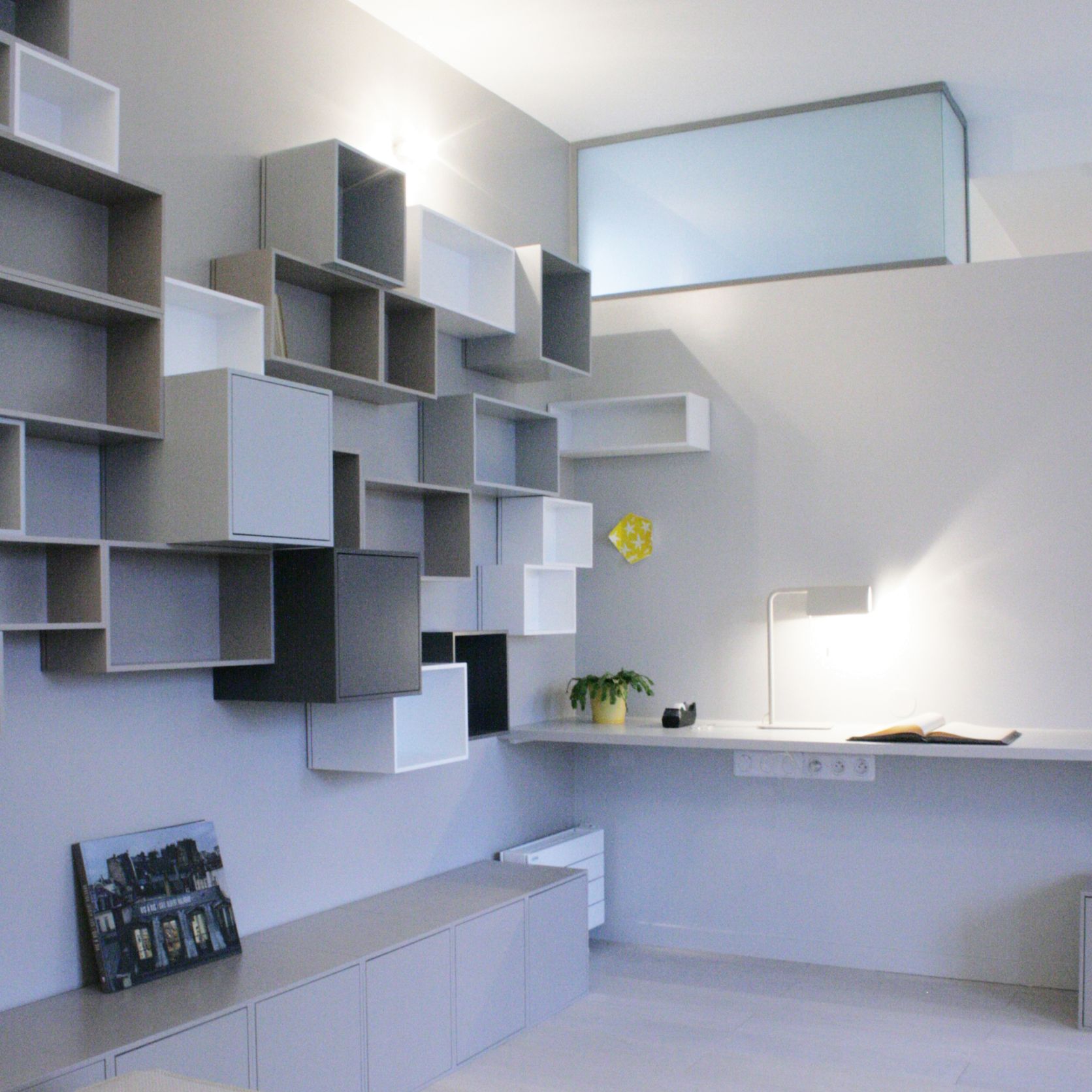 Modular wall-mounted shelving I Cubit